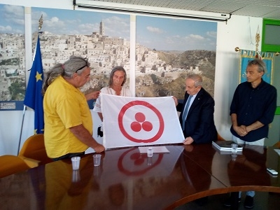 Alberto Ruz ha consegnato la Bandiera della pace al sindaco